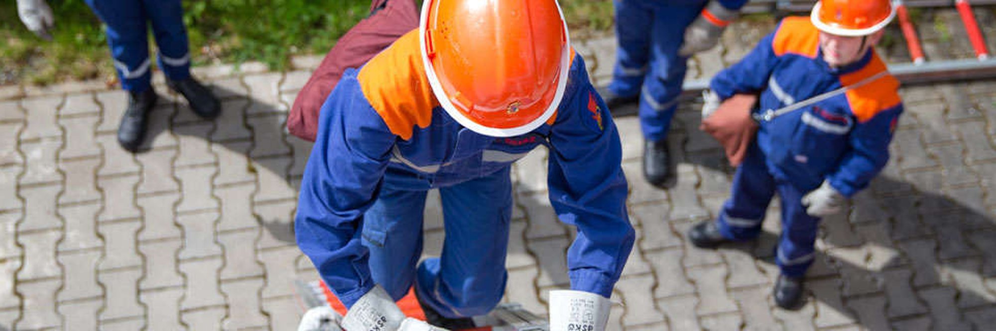 Feuerwehrmann klettert auf einer Leiter auf ein Dach